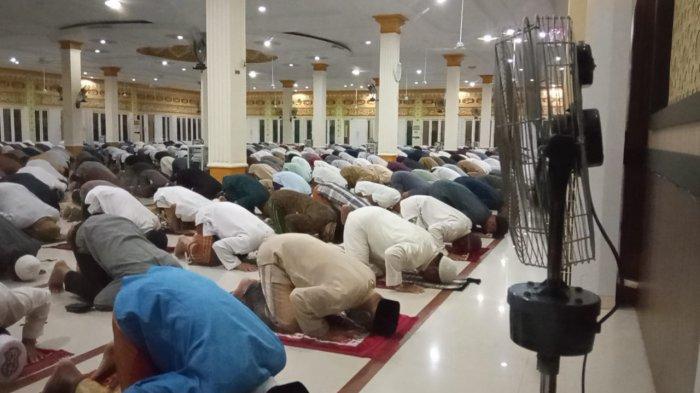 PANTUN SALAT TARAWIH - Jemaah Masjid Agung Istiqomah melaksanakan Salat Tarawih untuk pertama kalinya di masa pandemi Covid-19, Senin (12/4/2021), setelah pada 2020 lalu, pelaksanaan tarawih berjamaah di masjid masih dilarang. Simak kumpulan pantun Tarawih berikut ini, berisi ajakan beribadah hingga keutamaannya, bagikan ke teman.