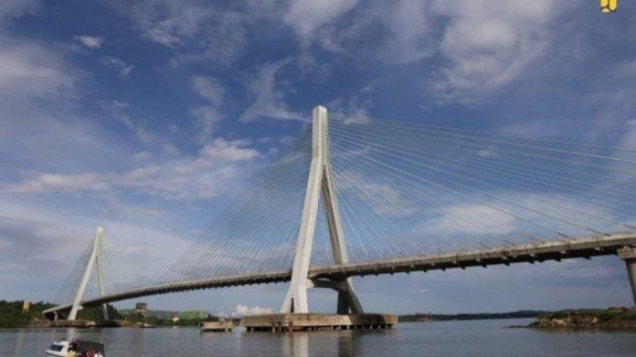 Kementerian PUPR melalui Balai Besar Pelaksanaan Jalan Nasional BBPJN Kalimantan Timur membangun jembatan duplikasi bentang pendek Pulau Balang.