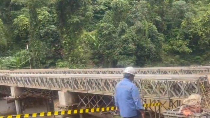 Jembatan semi permanen di Sungai Melasuk yang berada pada jalan poros Malinau - Krayan.