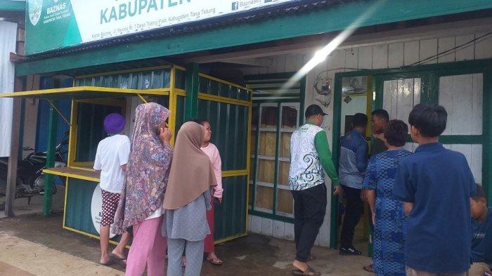Baznas Tana Tidung Gelar Jumat Berkah di Depan Toko Dhuafa dengan membagi-bagikan makanan gratis, Jumat (12/7/2024)
