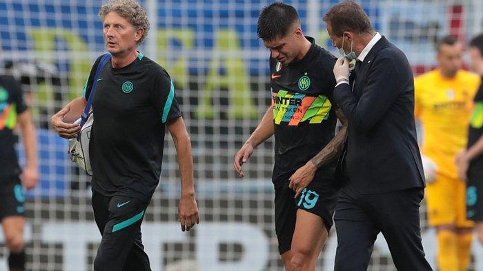 CEDERA LAGI - Joaquin Correa mengalami cedera saat menjamu Bologna di Stadion Giuseppe Meazza pada musim 2022/2023. Penyerang asal Argentina itu kerap menderita cedera kambuhan sejak didatangkan Inter Milan dari Lazio.