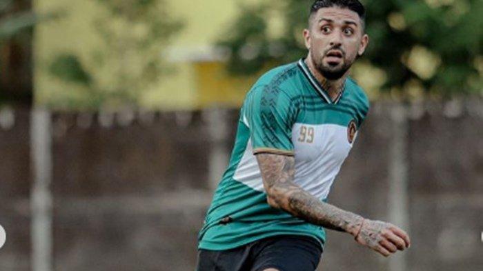 FOTO Jonathan Bustos di sela latihan PSS Sleman. Berkat kreativitas Jonathan Bustos di lini tengah, Borneo FC finish di posisi empat klasemen akhir Liga 1. Kini Jonathan Bustos gabung PSS Sleman.