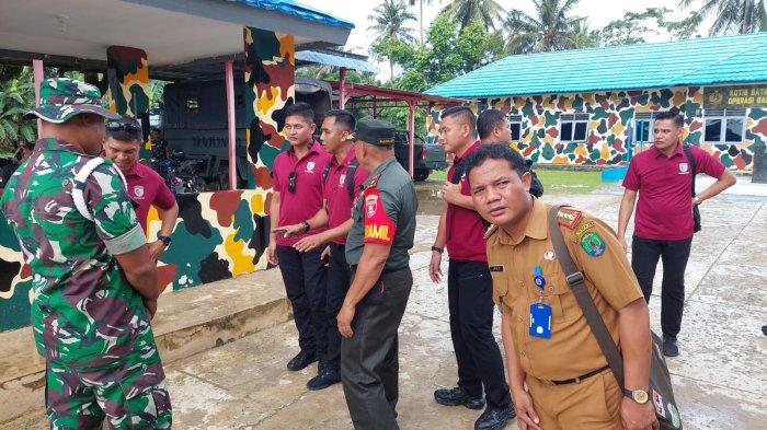Kabag Prokopim Setkab Nunukan, Joned bersama Paspampres meninjau Lapangan Sei Bajau, Sebatik, Senin (31/07/2023), siang.