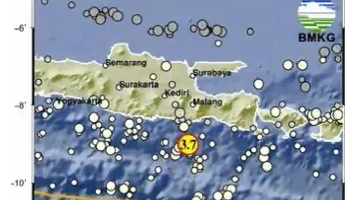 BMKG menyebut gempa terkini di tenggara Kabupaten Malang, Jawa Timur miliki magnitudo 3.7.