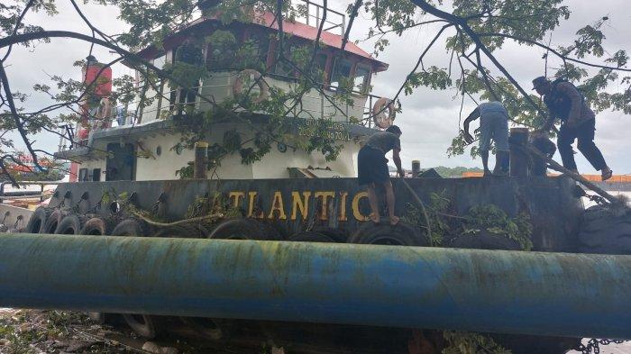 Posisi Kapal Atlantic dan Tongkang Indomarina 3002 yang ditariknya pasca larat dan menabrak pipa induk kosongan milik Perumdan Tirta Kencana Samarinda, Kamis (3/7/2023).
