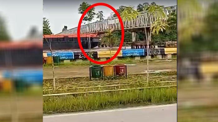 TABRAK JEMBATAN - Tangkapan layar detik-detik kapal tongkang hendak menabrak jembatan, di Sungai Kayan, Bulungan, Kalimantan Utara.