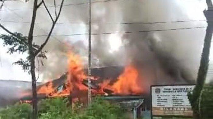 Kebakaran berhasil dipadamkan oleh petugas di lokasi Kelurahan Mamburungan, Minggu (23/7/2023).