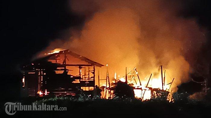 Satu unit rumah di Desa Malinau dilalap si jago Merah di Kecamatan Malinau Utara, Kabupaten Malinau, Provinsi Kalimantan Utara.Minggu (5/11/2023)malam.