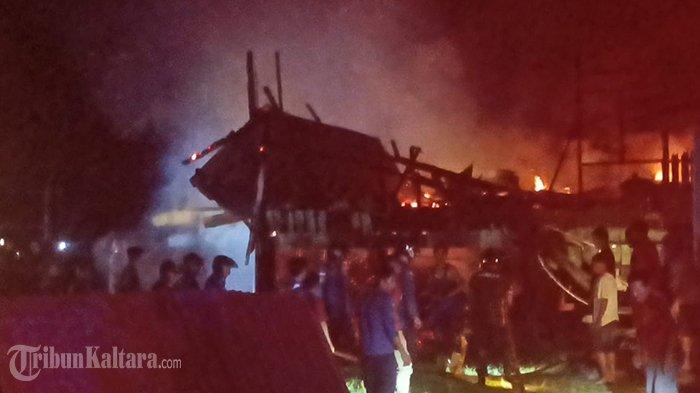 Kebakaran rumah warga di RT 6 Desa Tanjung Lapamg, Kecamatan Malinau Barat, Kabupaten Malinau, Kalimantan Utara, Senin (8/4/2024) malam. (TribunKaltara.com/Mohamad Supri)