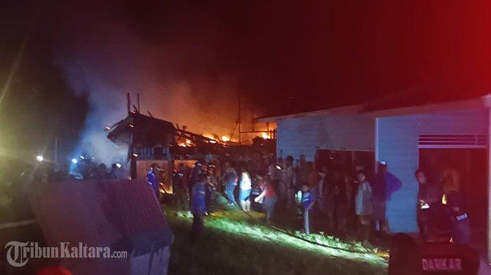 Kebakaran rumah warga di RT 6 Desa Tanjung Lapamg, Kecamatan Malinau Barat, Kabupaten Malinau, Kalimantan Utara, Senin (8/4/2024) malam. (TribunKaltara.com/Mohamad Supri)