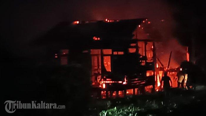 Petugas Damkar telah berhasil memadamkan kebakaran dan mengevakuasi jenazah korban. Kebakaran mengakibatkan satu rumah ludes terbakar dan satu orang korban jiwa di RT 9 Malinau Seberang, Kabupaten Malinau, Kalimantan Utara, Minggu (5/11/2023) malam.
(TRIBUNKALTARA.COM / MOHAMMAD SUPRI)