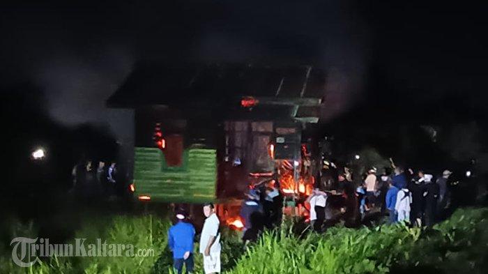 Evakuasi jenazah korban Lansia berusia 80 tahun yang meninggal dunia akibat kebakaran di Rt 9 Desa Malinau Seberang, kecamatan Malinau Utara, Kabupaten Malinau, Kalimantan Utara, Minggu (5/11/2023) malam.
