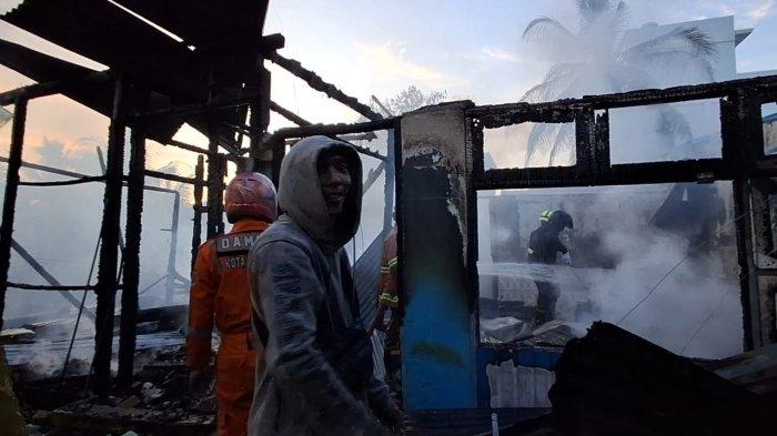 Alam, salah seorang saksi saat menunjuk rumah pertama sumber api muncul saat kebakaran terjadi di rumah, di sekitarnya, di Jalan Cenderawasih RT 14 Kelurahan Karang Anyar Pantai Kota Tarakan, Senin (19/5/2025).
. TRIBUNKALTARA.COM/ANDI PAUSIAH
