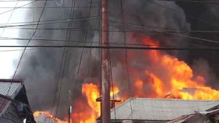 Api saat menyambar rumah warga RT 21 Jembatan Bongkok Kelurahan Karang Anyar Pantai, Kota Tarakan, Kalimanta Utara Kamis (29/6/2023).