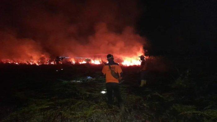 Kebakaran lahan di Mangkupadi pada Jumat (30/06/2023) malam.