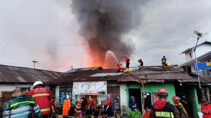 Warga bahu membahu memadamkan kobaran si jago merah melahap pemukiman padat jalan Dr Sutomo Gang 4 RT 33 Kelurahan Sidodadi Kecamatan Samarinda Ulu Kalimantan Timur, Kamis (21/12/2023)