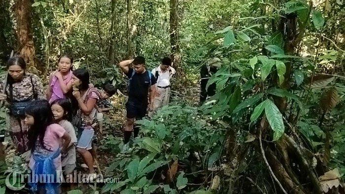 Dewi, Sinyir, dan anak-anak dari Suku Punan Batu saat tengah mencari ubi kariting di Hutan Sajau, Kalimantan Utara. (TribunKaltara.com/Maulana Ilhami Fawdi)