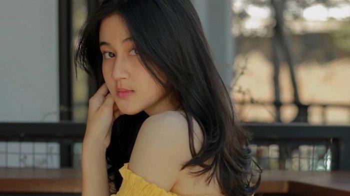 KEISYA LEVRONKA - Potret Keisya Levronka. Pelantun lagu Mengejar Matahari ini dikabarkan menjalin hubungan dengan Nyoman Paul usai tampil mesra di acara Bahkan Voli 2.