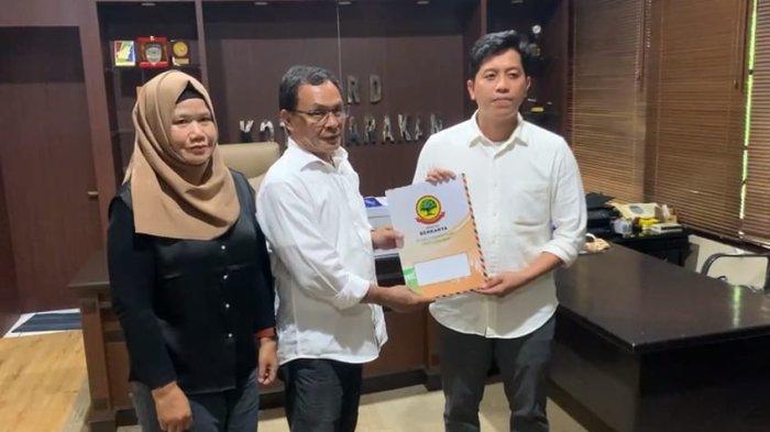 Siang tadi, Rabu (14/6/2023) Ketua DPW Partai Berkarya Provinsi Kaltara, Ary Pangemanan membawa berkas pengajuan PAW untuk Muhammad Rais dan menyerahkan kepada Ketua DPRD Kota Tarakan, Al Rhazali.