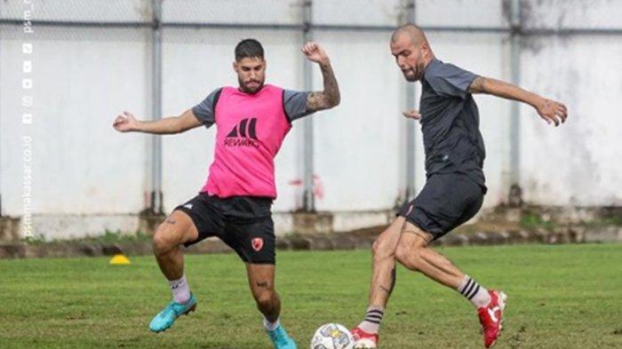 FOTO Kike Linares dan Wiljan Pluim (kanan) berduel di sela latihan PSM Makassar. 