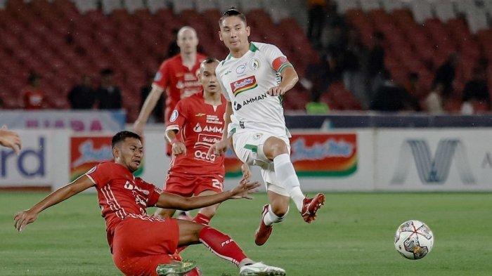 Kapten PSS Sleman Kim Jeffrey Kurniawan (putih) di sela laga BRI Liga 1 belum lama ini.