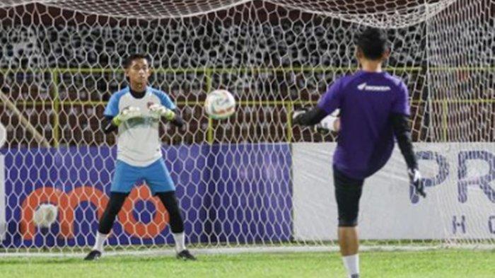 Reza Arya Pratama kiper yang bawa Juku Eja julukan PSM Makassar juara Liga 1 2022/2023, buka suara soal jadwal dirinya bisa comeback bareng Yuran Fernandes cs.
