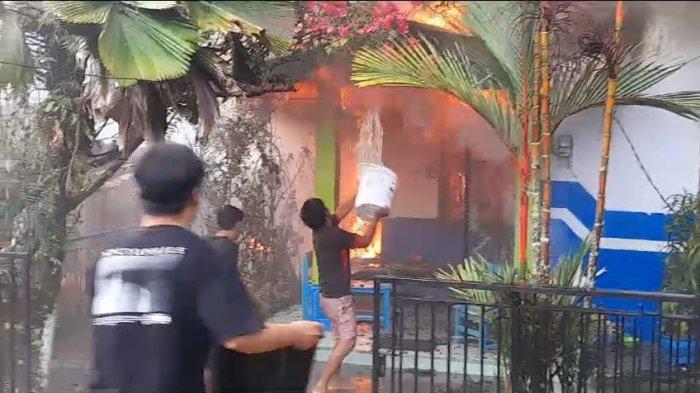 Kondisi kepanikan warga di Kelurahan Pamusian RT 29 berbatasan dengan RT 3 Kelurahan Karang Anyar Kota Tarakan saat api membakar di rumah kedua milik Bapak Arwan.
