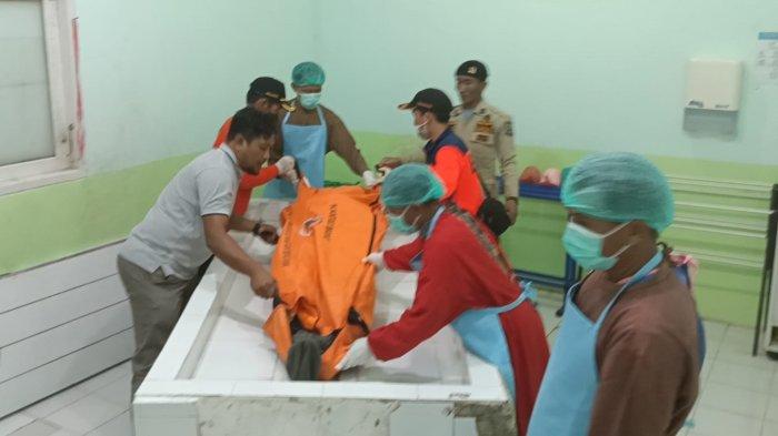 Jenazah Yusi Novianto, korban tenggelam di Sungai Semamu, Mentarang Hulu, Malinau, Kalimantan Utara tiba di Ruang Kamboja RSUD Malinau, Selasa (15/8/2023) malam.