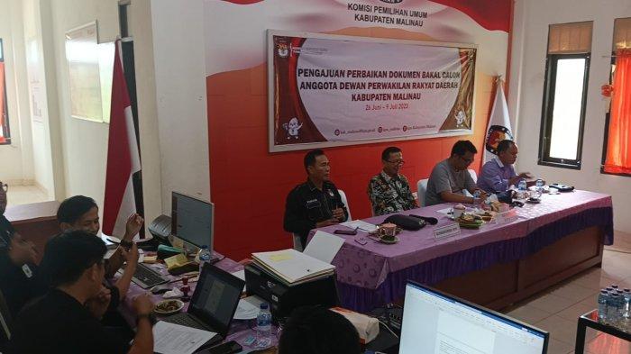 Tim Verifikator KPU Malinau saat memverifikasi kelengkapan berkas bakal calon anggota DPRD Malinau pada tahapan Pileg 2024 Malinau, Kalimantan Utara,  Rabu (2/8/2023).