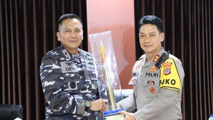 Kapolda Kaltara Irjen Pol Daniel Adityajaya menerima kunjungan kehormatan atau courtessy call Komandan Lantamal XIII, Laksma TNI Deni Herman yang dilaksanakan di Ruang Rapat Kapolda Kaltara, Rabu (6/9/2023).