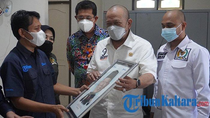Ketua DPD RI La Nyalla Mattalitti menerima kenang-kenangan dari pimpinan TribunKaltara.com, Sumarsono saat mengunjungi Kantor Tribun Kaltara, Tanjung Selor, Kalimantan Utara, Rabu (26/5/2021) (TRIBUNKALTARA.COM)