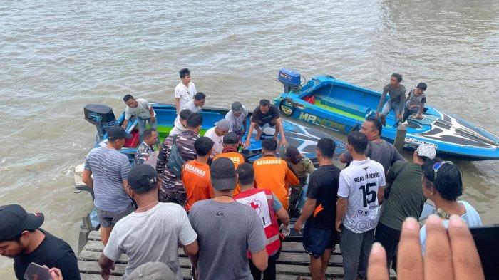 EVAKUASI KORBAN - Proses evakuasi korban Laka laut di dermaga penyeberangan speedboat Pasar Yamaker Nunukan, Rabu (29/01/2025), siang. Insiden speedboat terbalik di perairan Nunukan menyebabkan 4 orang meninggal dunia, 4 orang lain dalam pencarian. TRIBUNKALTARA.COM/ Febrianus Felis.