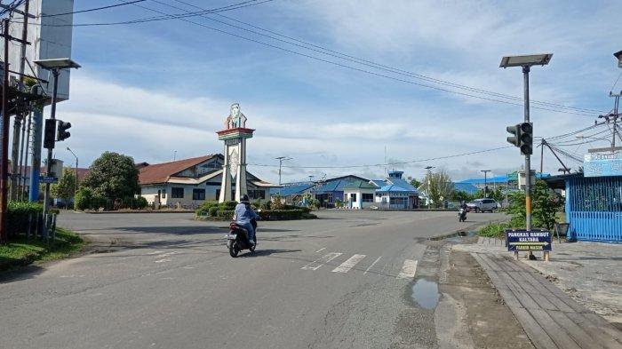 Kondisi lalu lintas dari arah Jalan Panembahan menuju Bandara Kolonel RA Bessing Malinau Kota, Kabupaten Malinau, Provinsi Kalimantan Utara, Kamis (10/6/2022).