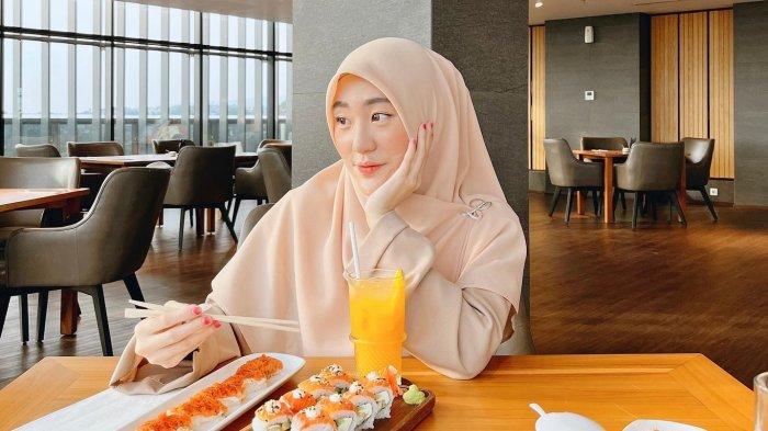 Jelang menikah Larissa Chou membenarkan apabila mendapatkan ujian karena ada netizen yang tidak suka ia bersama dengan Ikram Rosadi calon suaminya. 