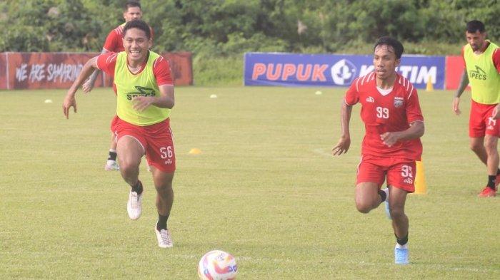 Pemain Borneo FC, Fajar Fathurrahman (kiri) dan M Sihran Amarullah pada sesi latihan menatap Liga 1 di Training Ground Jalan Jakarta Kelurahan Lok Bahu Kecamatan Sungai Kunjang Kota Samarinda Kalimantan Timur, Kamis (10/10/2024)