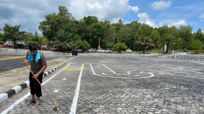 Satlantas Polres Nunukan lakukan pembenahan lintasan ujian praktik SIM huruf S di Lapangan Tribrata Polres Nunukan, Senin (07/08/2023), pagi.