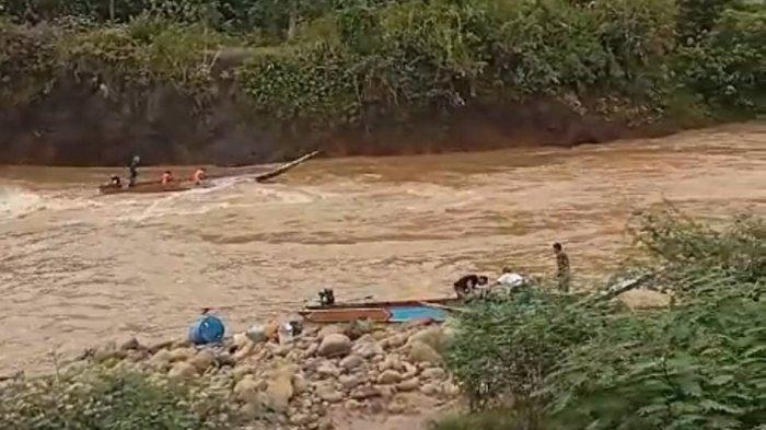 Proses evakuasi jenazah korban kecelakaan di Sungai Semamu, Kecamatan Mentarang Hulu, Kabupaten Malinau Kalimantan Utara, Selasa (15/8/2023). (HO/WARGA MENTARANG HULU)