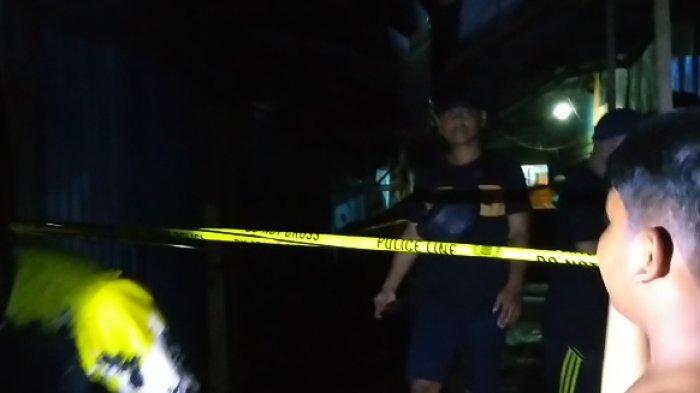 Kondisi di lokasi TKP dipadati warga usai pemadaman api.