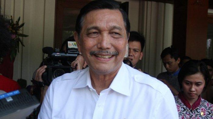 TANGGAPAN LUHUT - Menko Polhukam Luhut Binsar Panjaitan, berbicara kepada wartawan seusai rapat di Kantor Menko Polhukam, Jalan Medan Merdeka Barat, Gambir, Jakarta Pusat, Selasa (18/8/2015). Luhut Binsar Pandjaitan tanggapi usulan Forum Purnawirawan TNI untuk mencopot Gibran dari jabatan sebagai Wakil Presiden.