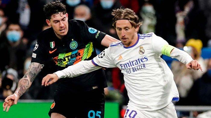 Alessandro Bastoni dan Luka Modric berduel pada pertandingan Liga Champions antara Real Madrid vs Inter Milan di Stadion Santiago Bernabeu, Rabu (7/2/2021). (Twitter / @realmadriden)