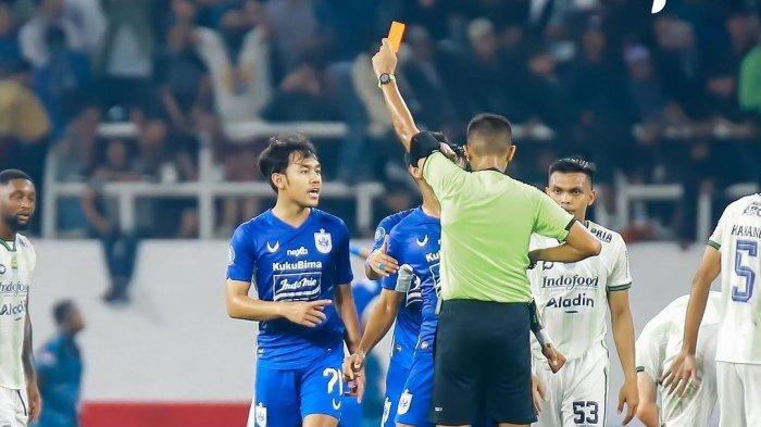FOTO Pemain PSIS Semarang Luthfi Kamal (kiri) saat diusir wasit karena mendapat kartu merah saat Mahesa Jenar dipermalukan oleh Persib Bandung di Liga 1