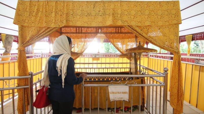 Makam Aji Raja Mahkota di Desa Kutai Lama, Kecamatan Anggana, Aji Raja Mahkota sendiri dikisahkan sebagai raja pertama penerima agama Islam di kerajaan Kutai Kartanegara