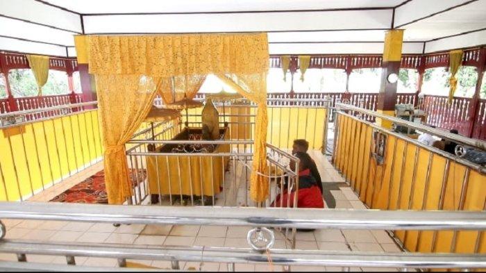 Makam Raja Aji Dilanggar di Desa Kutai Lama, Kecamatan Anggana. Aji Dilannggar merupakan salah satu pemimpin yang ikut mengembangkan Islam di Kerajaan Kutai awal-awal masuknya agama Islam.