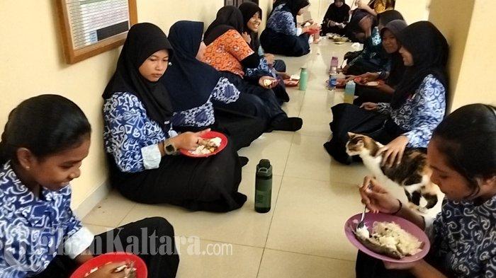 Siswa SMPN Terpadu Unggulan 1 Tana Tidung saat sedang makan bersama di asrama sekolah, Kamis (16/1/2025). (TribunKaltara.com/Rismayanti)