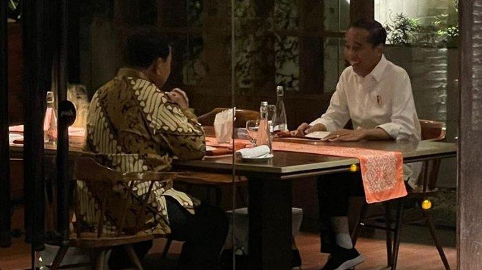 Jelang Debat Pilpres yang akan digelar Minggu (7/1/2024), Presiden Jokowi diketahui makan malam bersama Prabowo Subianto di kawasan Menteng, Jakarta Pusat, Jumat (5/1).