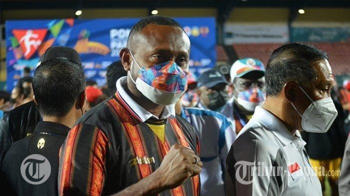 Yan Permenas Mandenas saat jadi Manajer Persipura. 
