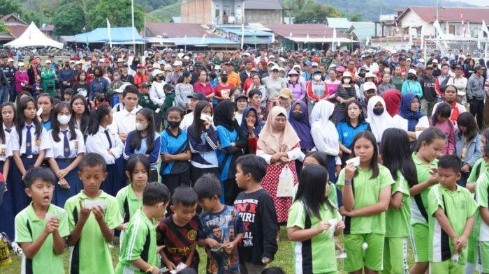 Masyarakat di dataran tinggi Krayan antusias menghadiri pembukaan Fest Otrad Krayan atau olahraga tradisional di lapangan sepak bola Yuvai Semaring, pada Senin (21/08/2023).