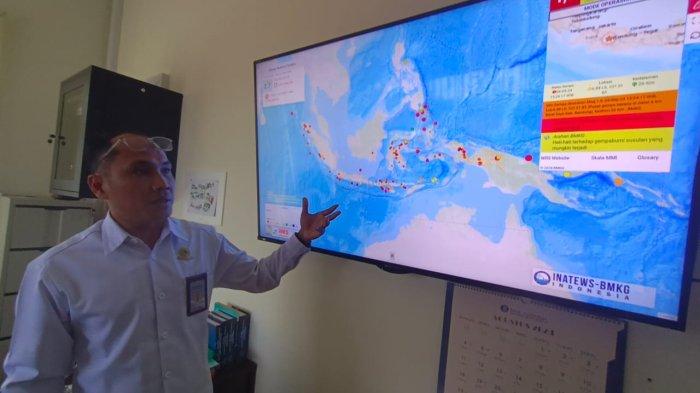 Kepala BMKG Kota Tarakan M. Sulam Khilmi saat menunjukkan ke layar penampakan jalur gempa megathrust di wilayah Indonesia. (TRIBUNKALTARA.COM/ANDI PAUSIAH)
