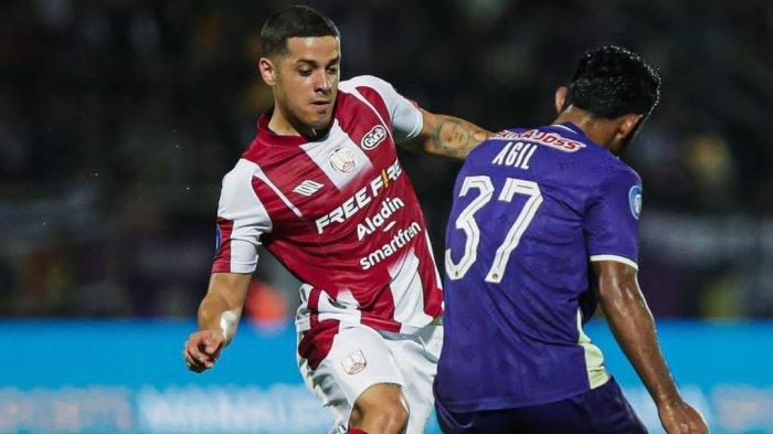 Alexis Messidoro (kiri) saat bela Persis Solo di Liga 1.