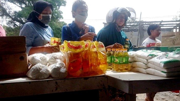 Minyak goreng seharga Rp 14 ribu dijual melalui bazar murah menyesuaikan stok di Kabupaten Malinau, Provinsi Kalimantan Utara, Rabu (9/2/2022).
(TRIBUNKALTARA.COM / MOHAMMAD SUPRI)